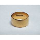 A HALLMARKED 18CT GOLD WEDDING BAND, ring size r 1/2, approx 9.1 g