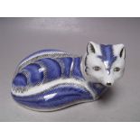 A ROYAL CROWN DERBY PLATINUM ARTIC FOX PAPERWEIGHT, gold stopper, with box, L 11.5 cm