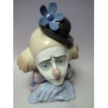 A LLADRO BUST OF A CLOWN, folded hands under chin, H 26.5 cm