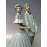 A LLADRO ROMANTIC FIGURE GROUP 'AN EVENING STROLL' 5540, H 31.5 cm