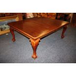 A LARGE EARLY 20TH CENTURY MAHOGANY WIND-OUT DINING TABLE, with two additional leaves, raised on
