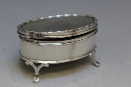 A HALLMARKED SILVER FOOTED RING BOX BY ELKINGTON & CO - LONDON 1911, W 7 cm