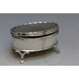 A HALLMARKED SILVER FOOTED RING BOX BY ELKINGTON & CO - LONDON 1911, W 7 cm
