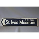 VINTAGE WOODEN COLOURED SIGN 'ST IVES MUSEUM 100 YARDS', 86 x 20 cm