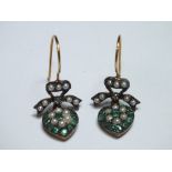 A PAIR OF HEART AND BOW EARRINGS, set with green stones and seed pearls, H 3.25 cm