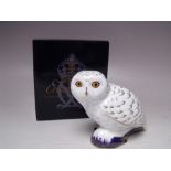 A ROYAL CROWN DERBY COLLECTORS GUILD SNOWY OWL PAPERWEIGHT, gold stopper, with box, H 10 cm