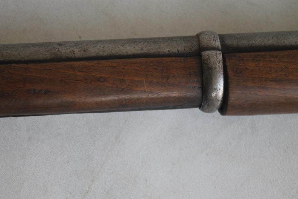 A MID 19TH CENTURY BORE MUZZLE LOADING MUSKET, V.R cypher to lock, length 138 cm - Image 7 of 8