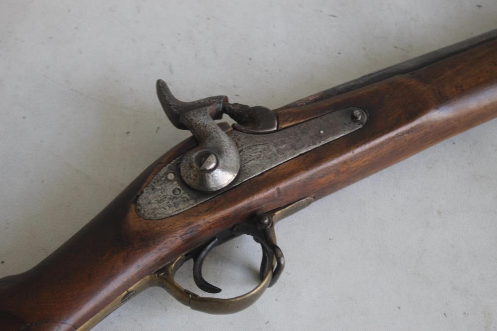 A MID 19TH CENTURY BORE MUZZLE LOADING MUSKET, V.R cypher to lock, length 138 cm - Image 3 of 8