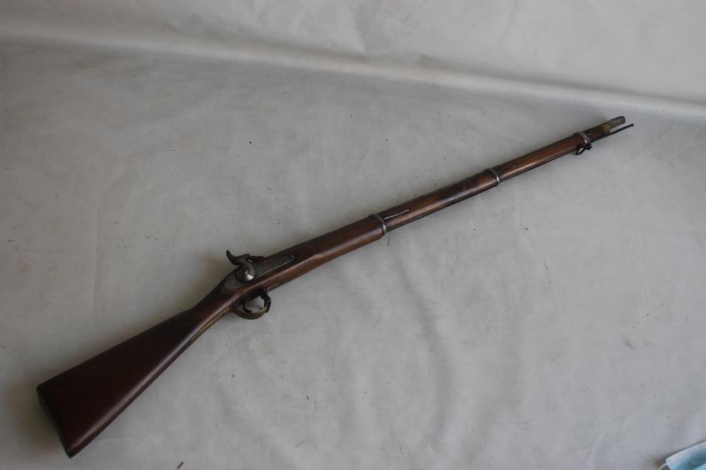 A MID 19TH CENTURY BORE MUZZLE LOADING MUSKET, V.R cypher to lock, length 138 cm