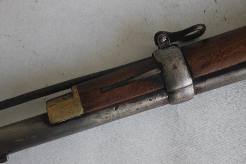 A MID 19TH CENTURY BORE MUZZLE LOADING MUSKET, V.R cypher to lock, length 138 cm - Image 5 of 8