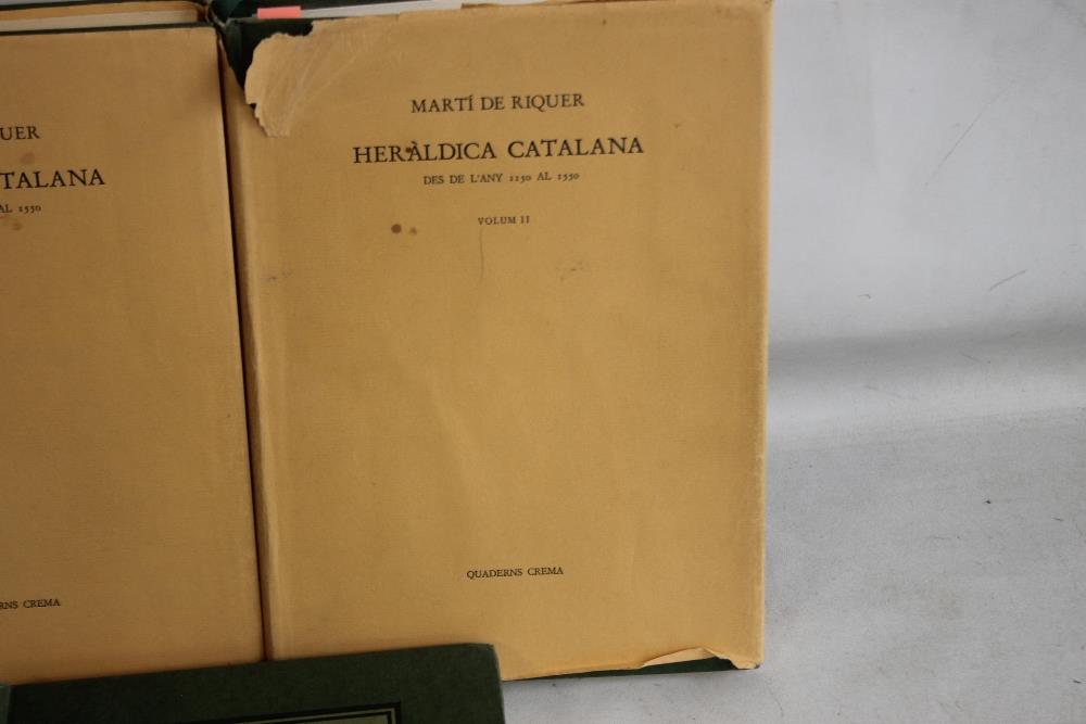 MARTI DE RIQUER - "HERALDICA CATALANA DES L'ANY 1150 AL 1550", 1983, 2 Vols. together with Martin De - Image 3 of 7