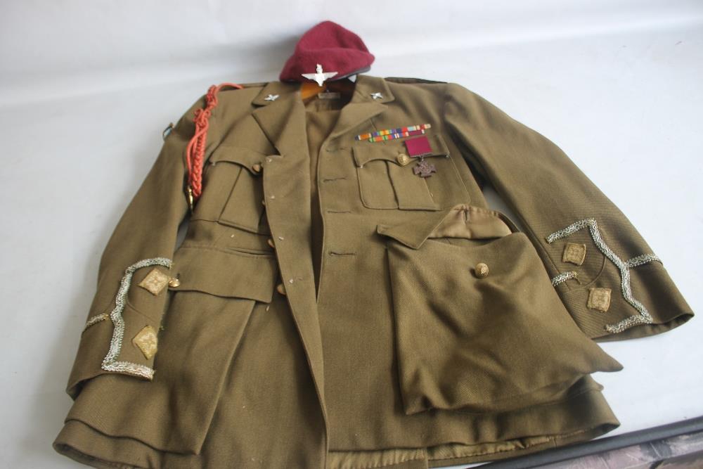 A WORCESTERSHIRE PARAS OFFICER'S DRESS TUNIC AND BERET, attached medal ribbons for WWI / WWII