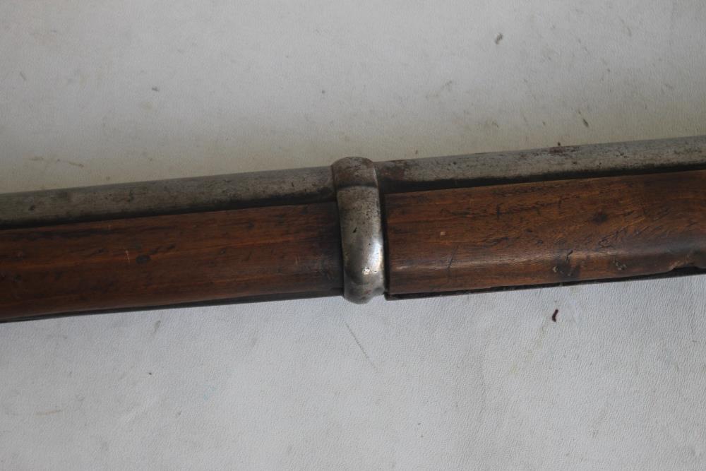 A MID 19TH CENTURY BORE MUZZLE LOADING MUSKET, V.R cypher to lock, length 138 cm - Image 8 of 8