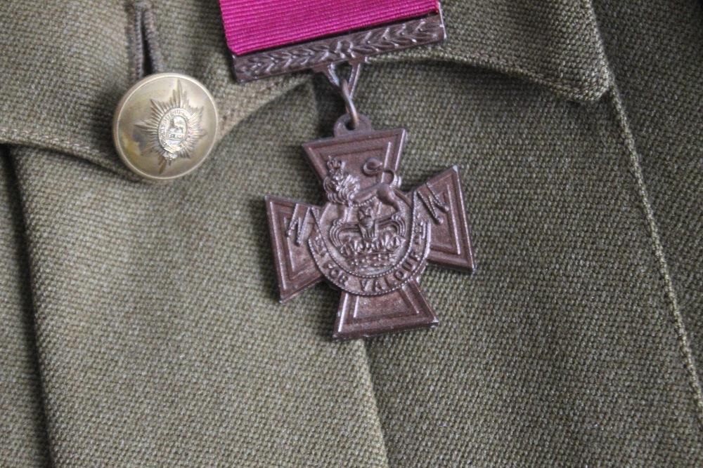 A WORCESTERSHIRE PARAS OFFICER'S DRESS TUNIC AND BERET, attached medal ribbons for WWI / WWII - Image 2 of 5