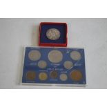 A 1935 CROWN AND A 1953 COIN SET 1/4 d - crown in presentation boxes.