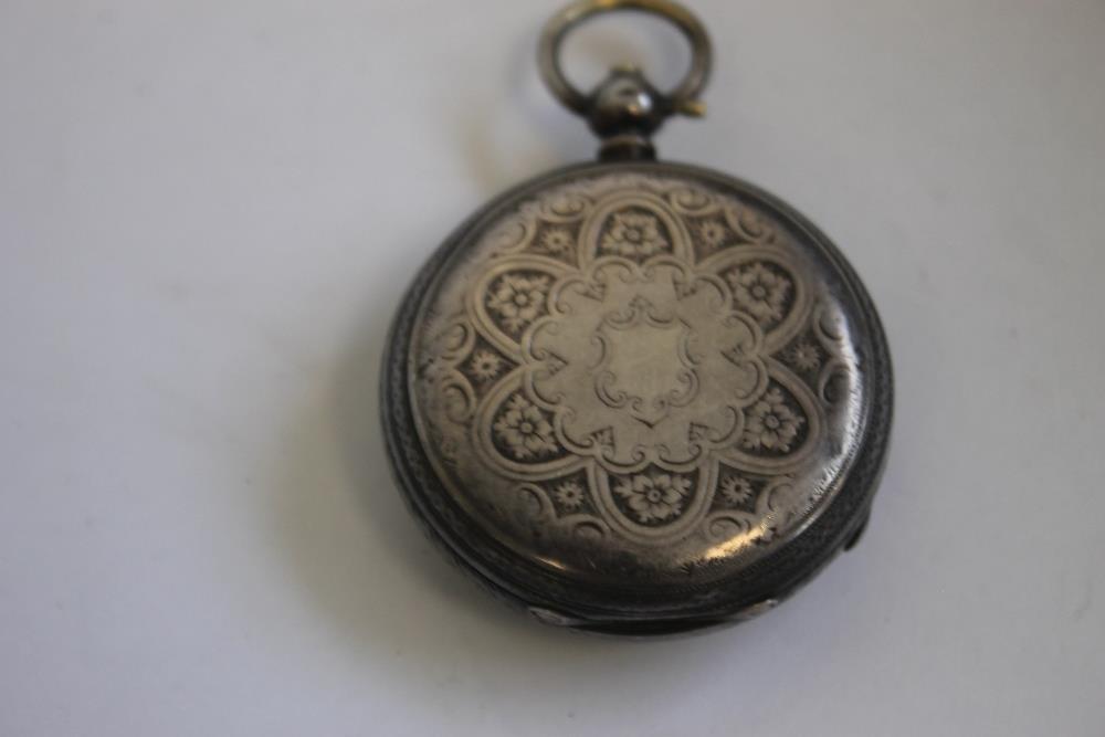 A LATE 19TH CENTURY CONTINENTAL LADIES' FOB WATCH MARKED 14ct, gilt engraved dial with black Roman - Image 3 of 6