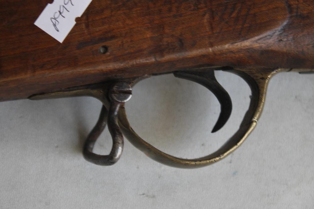 A MID 19TH CENTURY BORE MUZZLE LOADING MUSKET, V.R cypher to lock, length 138 cm - Image 6 of 8