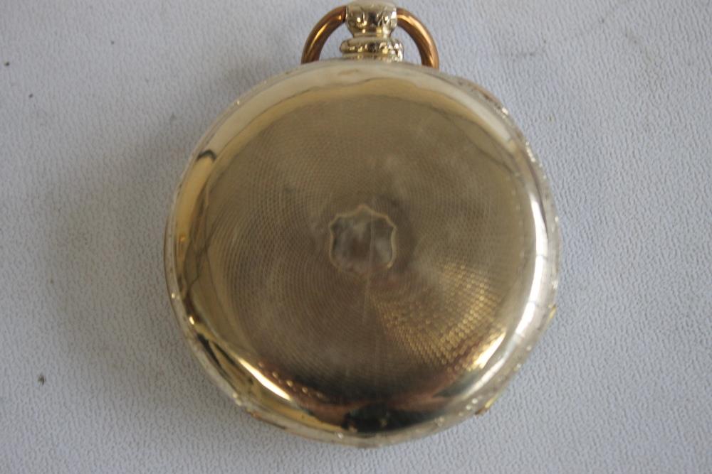 A YELLOW METAL GENTLEMAN'S OPEN FACE KEY WIND POCKET WATCH, gilt dial engraved with a scene of - Image 3 of 5