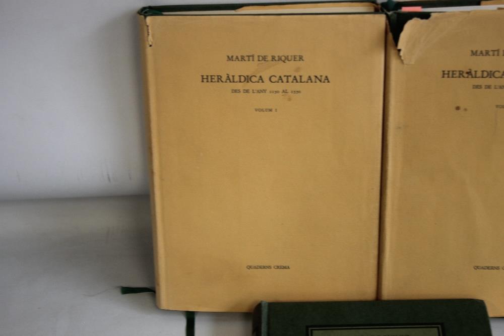 MARTI DE RIQUER - "HERALDICA CATALANA DES L'ANY 1150 AL 1550", 1983, 2 Vols. together with Martin De - Image 2 of 7