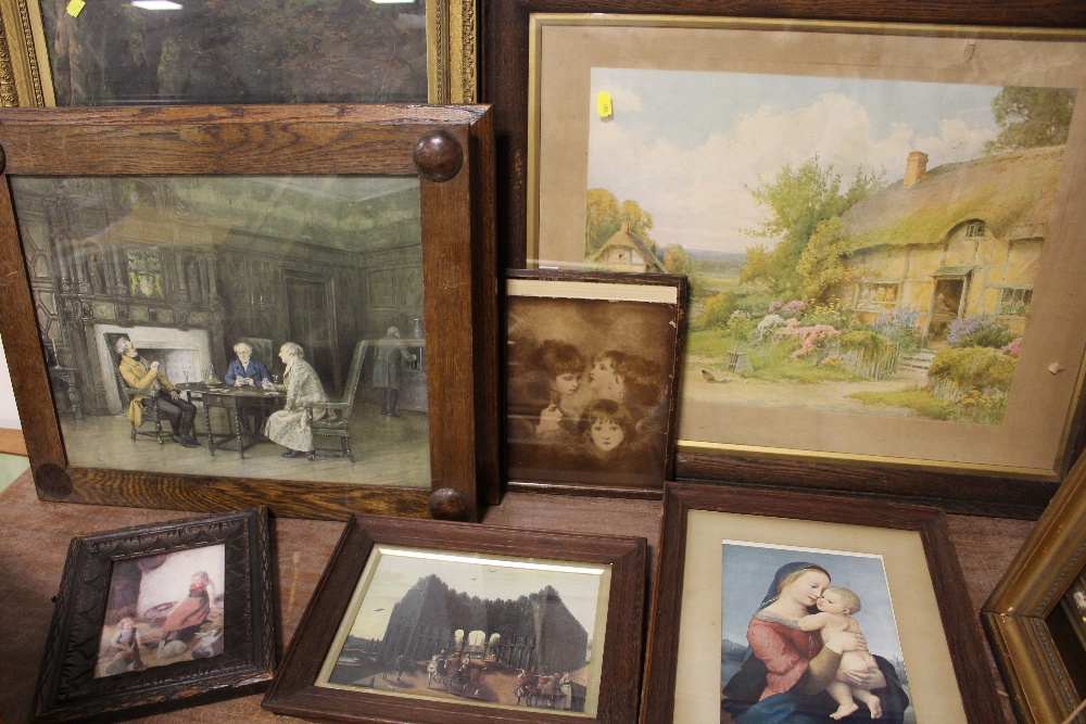 A COLLECTION OF VINTAGE AND ANTIQUE PRINTS TO INCLUDE OAK FRAMED EXAMPLES