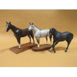 A BESWICK RACEHORSE FIGURE ON PLINTH TOGETHER WITH A MATT FINISH GREY EXAMPLE AND A BLACK BEAUTY