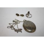 A LARGE VICTORIAN ENGRAVED WHITE METAL LOCKET ON SILVER CHAIN, A PAIR OF SILVER EARRINGS & A