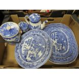 A TRAY OF BLUE AND WHITE VINTAGE CHINA TO INCLUDE WEDGWOOD EXAMPLES