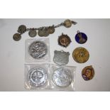A BAG OF VINTAGE AND ANTIQUE COINAGE TO INCLUDE A 1937 COMMONWEALTH OF AUSTRALIA CROWN, SILVER FOB