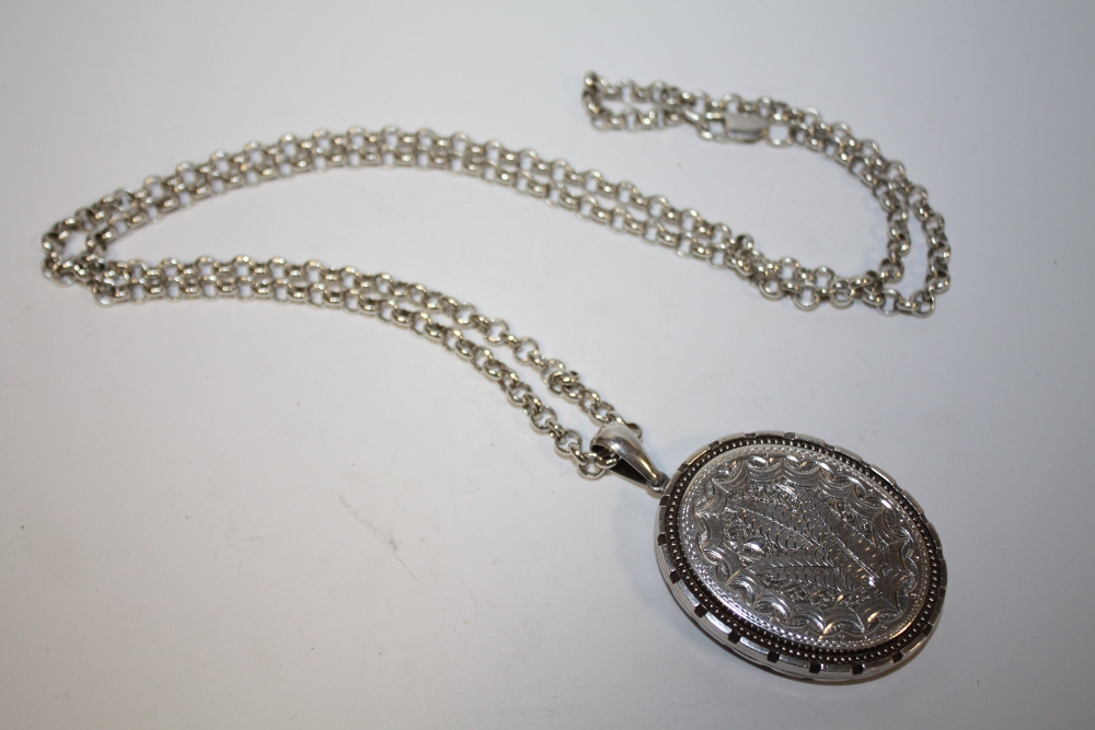 A WHITE METAL OVAL LOCKET ON 925 SILVER CHAIN