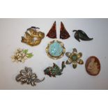 A BAG OF VINTAGE BROOCHES AMBER STYLE CARVINGS ETC.