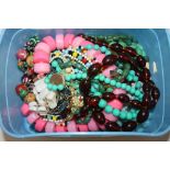 A TUB OF COSTUME JEWELLERY TO INCLUDE RETRO BEAD NECKLACES