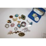 A BAG OF GEMSET AND OTHER VINTAGE BROOCHES