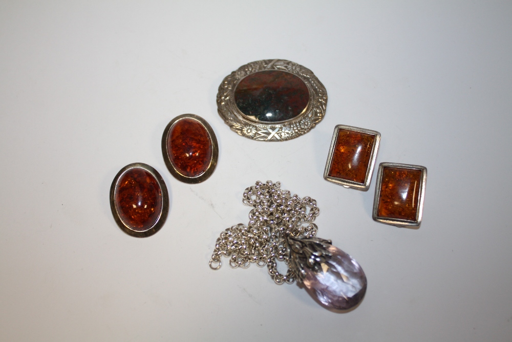 A BAG OF MOSTLY SILVER JEWELLERY TO INCLUDE SILVER AND AMBER STYLE CLIP ON EARRINGS, BLOODSTONE