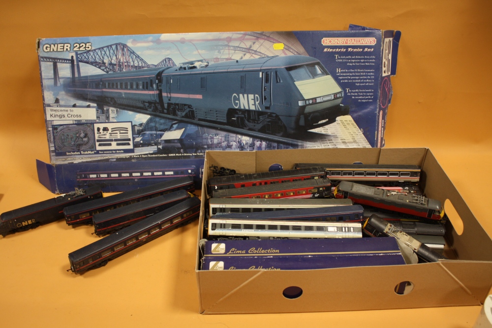 A QUANTITY OF HORNBY RAILWAY AND OTHER MODEL RAIL CARRIAGES ETC