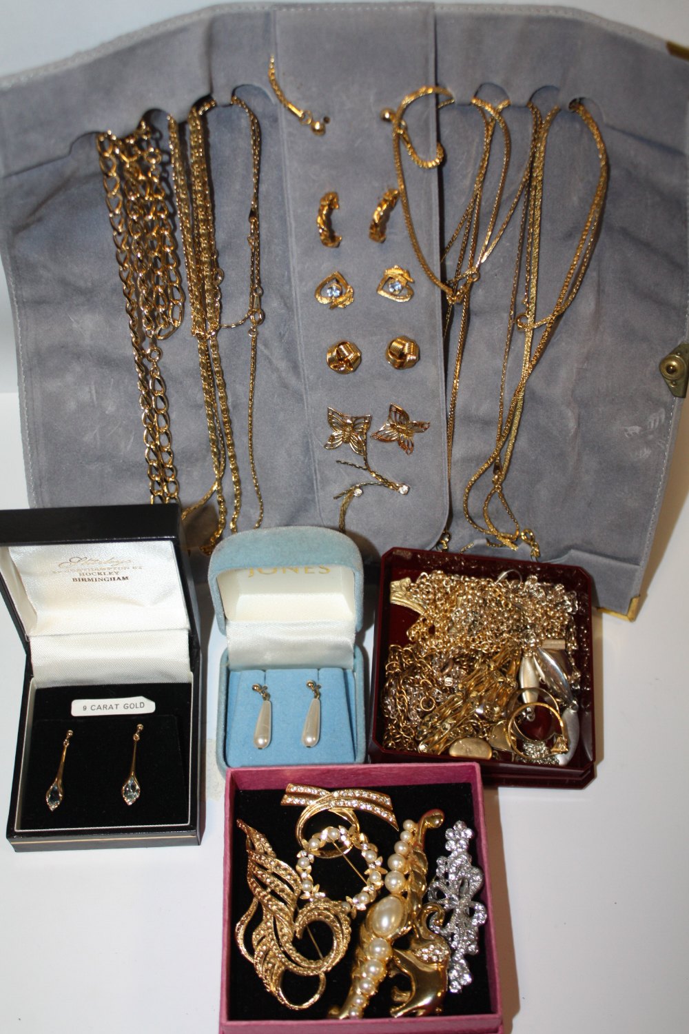 A COLLECTION OF ASSORTED JEWELLERY TO INCLUDE 9 CARAT GOLD AND BLUE TOPAZ DROPPER EARRINGS ETC