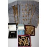 A COLLECTION OF ASSORTED JEWELLERY TO INCLUDE 9 CARAT GOLD AND BLUE TOPAZ DROPPER EARRINGS ETC