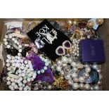 A BOX OF COSTUME JEWELLERY TO INCLUDE MODERN BROOCHES ETC