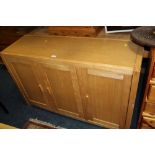 A MODERN LIGHTER OAK SIDEBOARD W-121 CM A/F