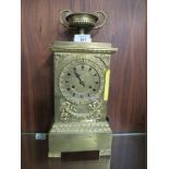 AN ANTIQUES BRASS MANTLE CLOCK WITH KEY & PENDULUM