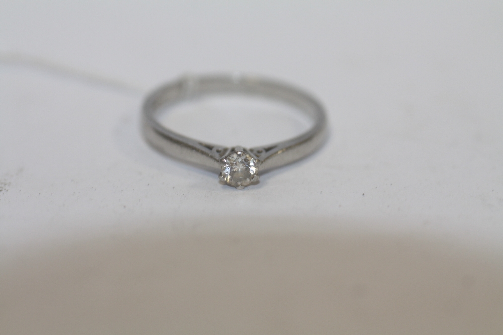 A 950 PLATINUM DIAMOND SOLITAIRE RING - SIZE T 1/2 - WEIGHT 5.3 GRAMS APPROX