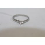 A 950 PLATINUM DIAMOND SOLITAIRE RING - SIZE T 1/2 - WEIGHT 5.3 GRAMS APPROX