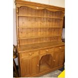 A LARGE HONEY PINE KITCHEN DRESSER H-200 CM W-152 CM