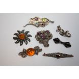 A BAG OF GEMSET SILVER BROOCHES TO INCLUDE A MULTI GEM SET LEAF BROOCH, AMBER EXAMPLES ETC. (7)