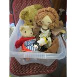 A COLLECTION OF VINTAGE TEDDY BEARS ETC. TO INCLUDE A VINTAGE HINGED CHAD VALLEY EXAMPLE
