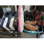 TWO TRAYS AND A BOX OF MODERN AND VINTAGE FOOTWEAR AND BAGS ETC, TO INC NEW AND BOXED GENTS