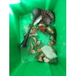 A BOX OF BRASS FIGURES, TOGETHER WITH A VINTAGE BLOW HORN ETC.