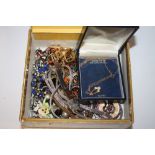 A CIGAR BOX OF ASSORTED JEWELLERY TO INCLUDE A 9 CARAT GOLD TRI PEARL NECKLACE