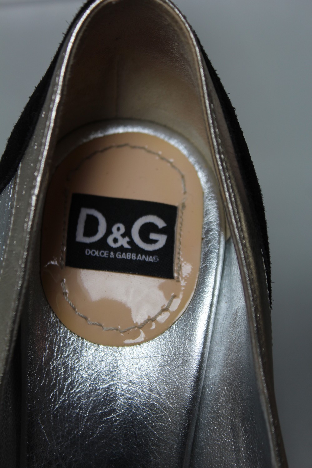 A PAIR OF DOLCE & GABBANA RETRO STYLE COURT SHOES, in metallic silver with pink and black patent - Image 4 of 4