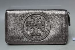 A TORY BURCH PEWTER LEATHER LADIES WALLET, featuring raised logo to one side, note compartments, zip