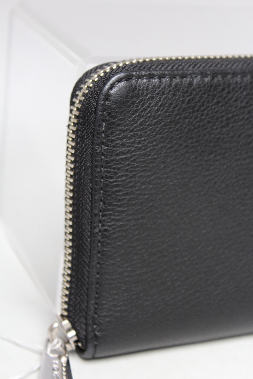 A MICHAEL KORS BLACK LEATHER LADIES WALLET, subtle textured effect finish, note compartments, zip - Image 3 of 4